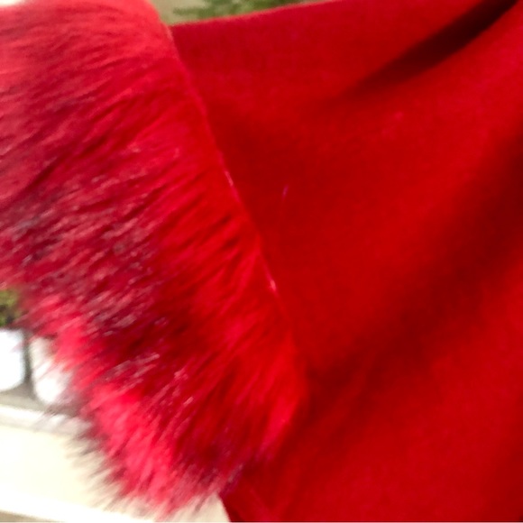 🌴🎉HP🎉 NEW! Dolce Cabo Valentine Red Luxurious Fur Cloak Wrap L/XL - Picture 3 of 10